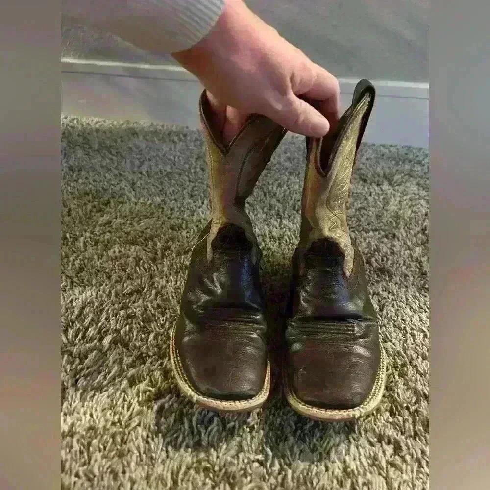 ARIAT Brown and tan cowboy boots size 12.